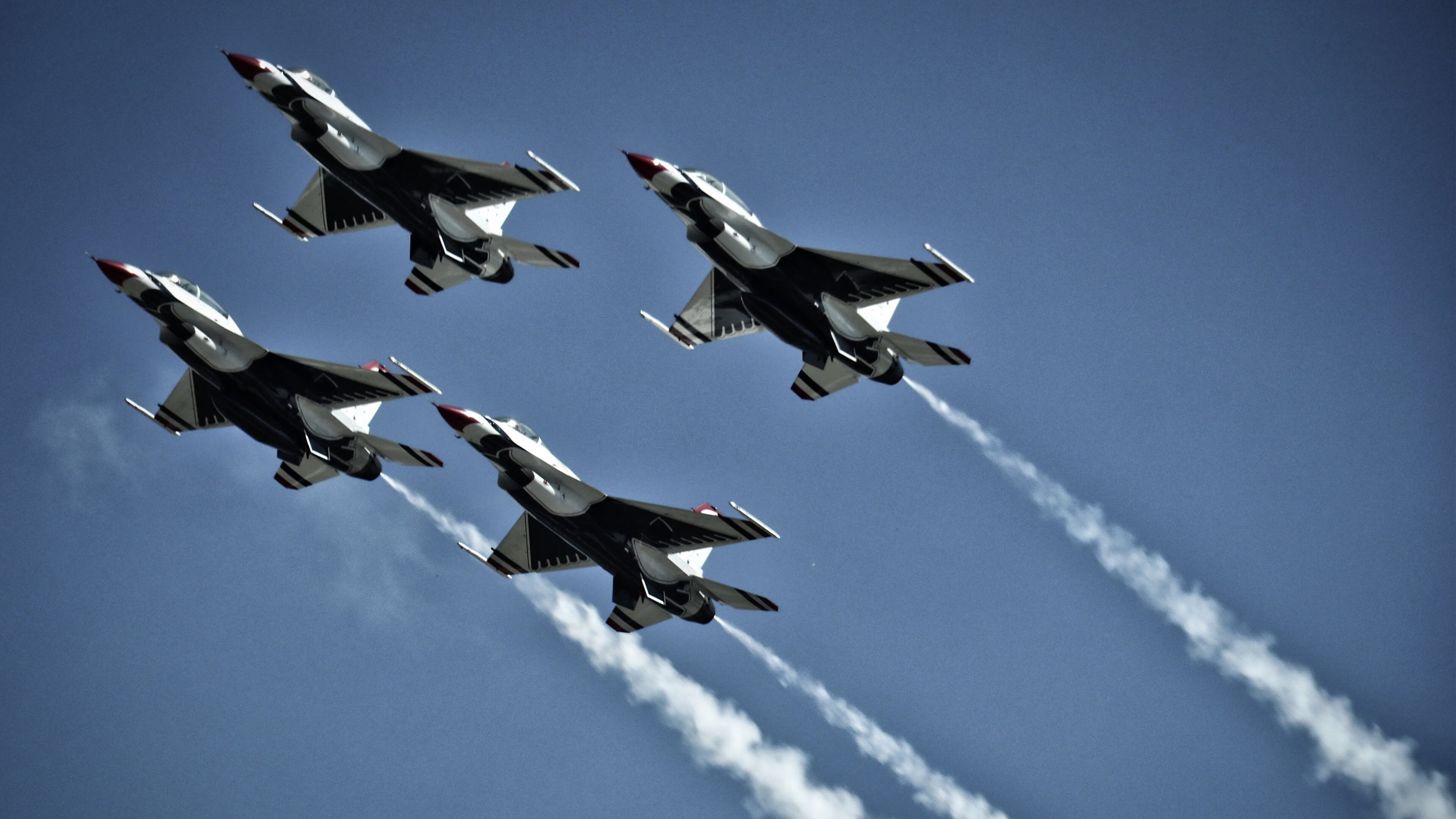 足球赛场上展现精湛技艺,赛况引人入胜,足球赛精彩